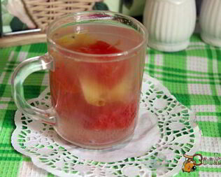 Летний компот с арбузом, яблоком и ягодами