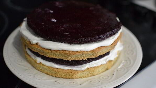 ванильный торт с ягодным компоте