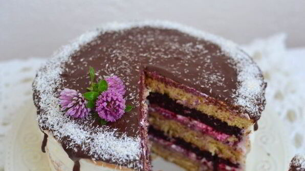 ванильный торт с ягодным компоте