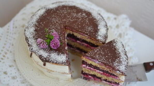 ванильный торт с ягодным компоте