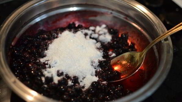 ванильный торт с ягодным компоте