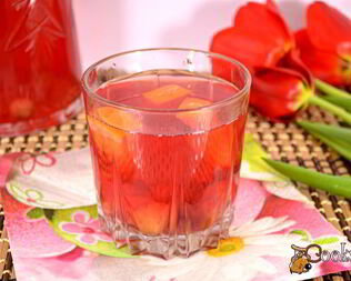 Вишневый компот с ягодами йошты и апельсином