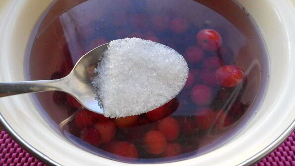 вишневый компот с ягодами йошты и апельсином