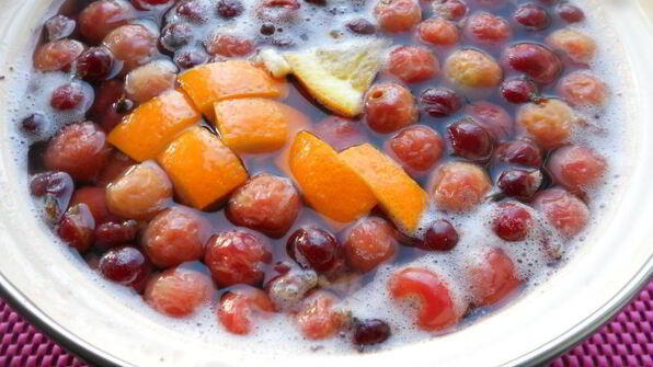 вишневый компот с ягодами йошты и апельсином