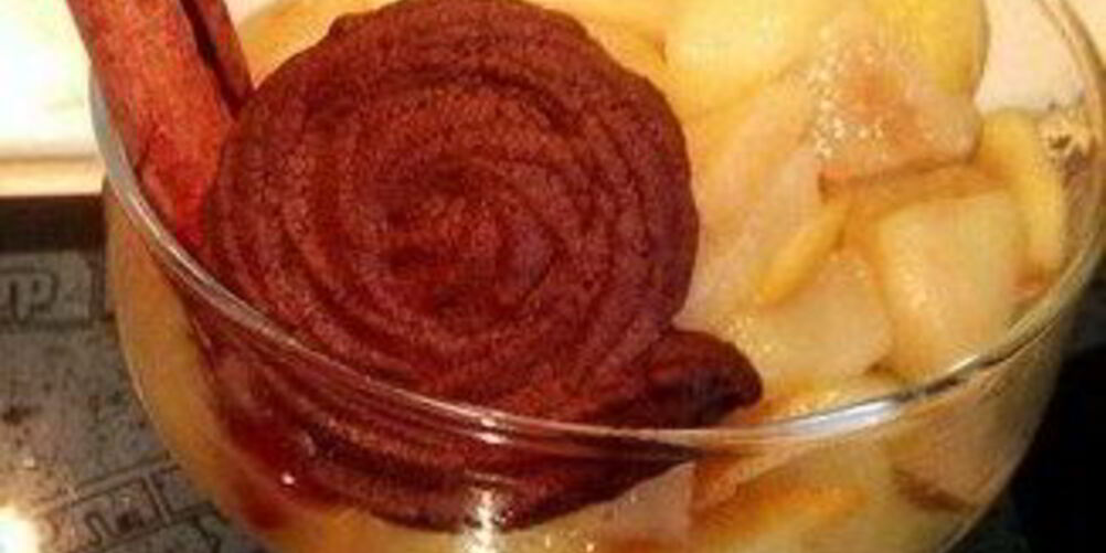 Рецепт яблочно-грушевого компоте с апельсинами и шоколадным печеньем