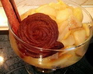 Яблочно-грушевое компоте с апельсинами и шоколадным печеньем