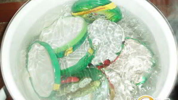 маринованные огурчики с ягодами красной смородины