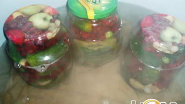 маринованные огурчики с ягодами красной смородины