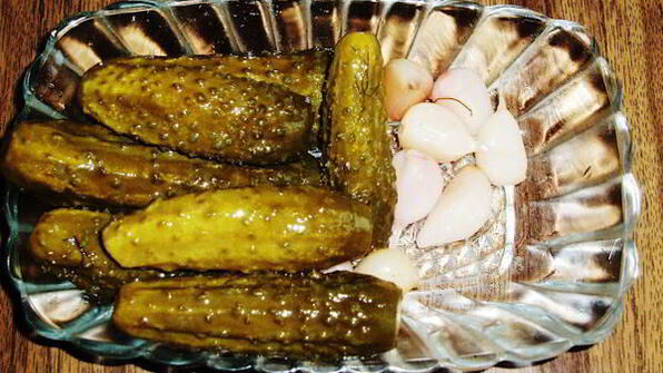 маринованные огурчики с ягодами красной смородины