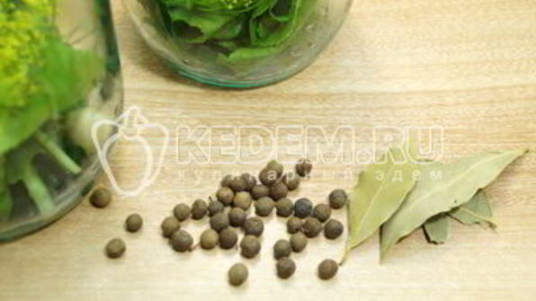 маринованные огурцы в литровых банках