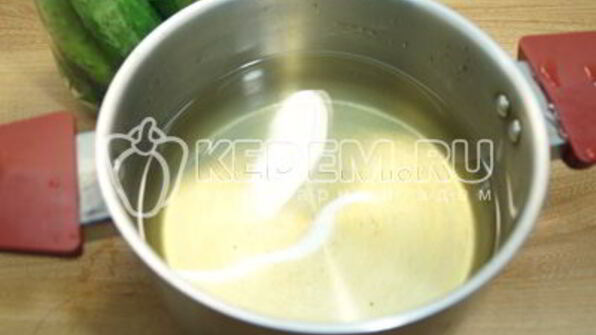 маринованные огурцы в литровых банках