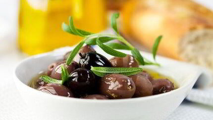 Маринованные оливки с лимоном, тимьяном и розмарином