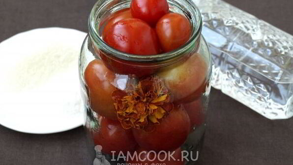 помидоры, маринованные с бархатцами