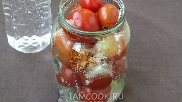 помидоры, маринованные с бархатцами