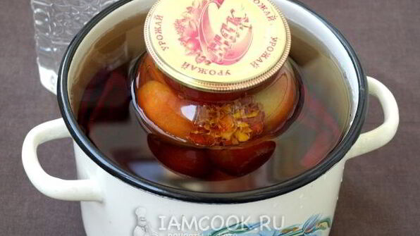 помидоры, маринованные с бархатцами