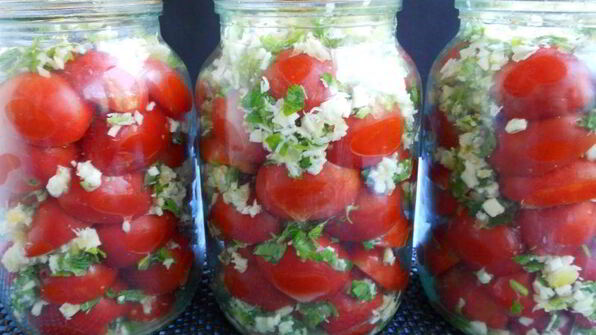 помидоры маринованные с хреном на зиму