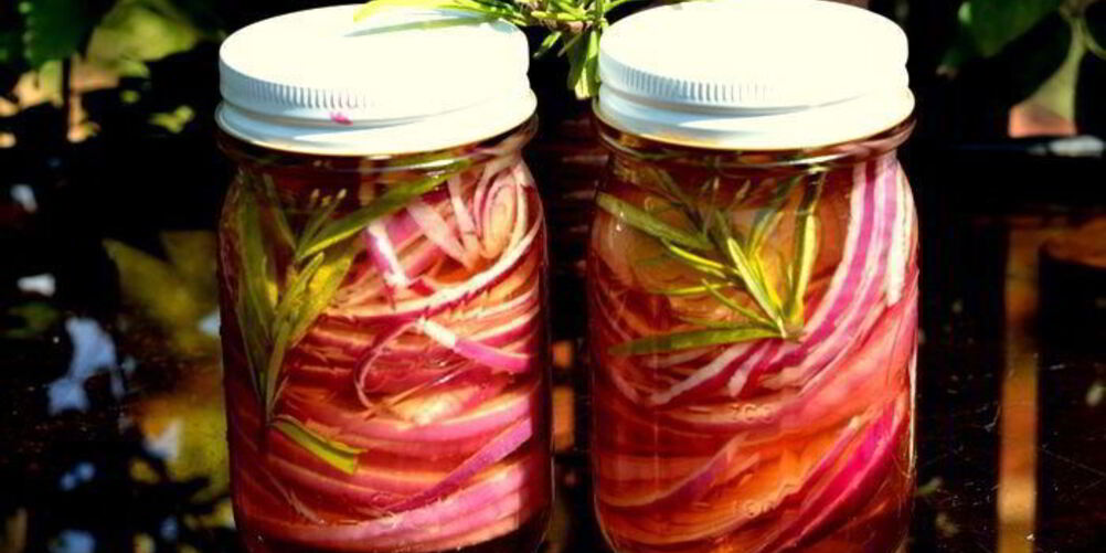 Рецепт розового маринованного лука