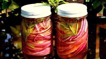 Розовый маринованный лук