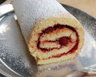 Бисквитный рулет с повидлом