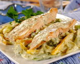 Сливочная форель с брокколи и болгарским перцем