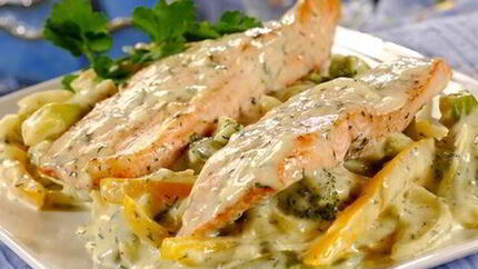 Сливочная форель с брокколи и болгарским перцем