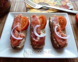 Соленая горбуша с луком в масле