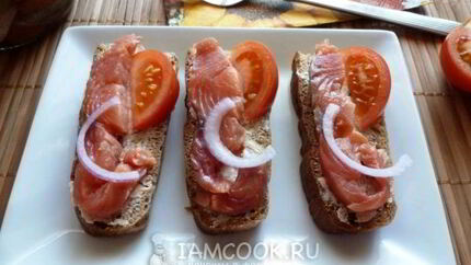 Соленая горбуша с луком в масле