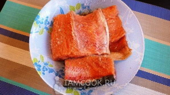 соленая горбуша с луком в масле