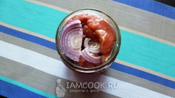 соленая горбуша с луком в масле