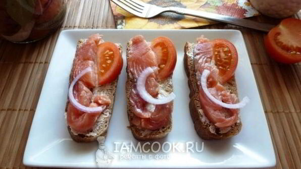 соленая горбуша с луком в масле