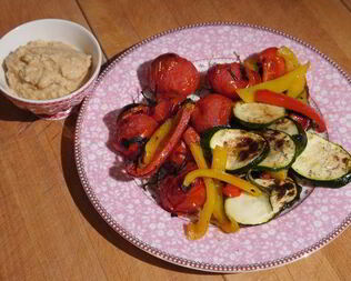 Запеченные овощи и хумус с вялеными помидорами