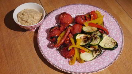 Запеченные овощи и хумус с вялеными помидорами