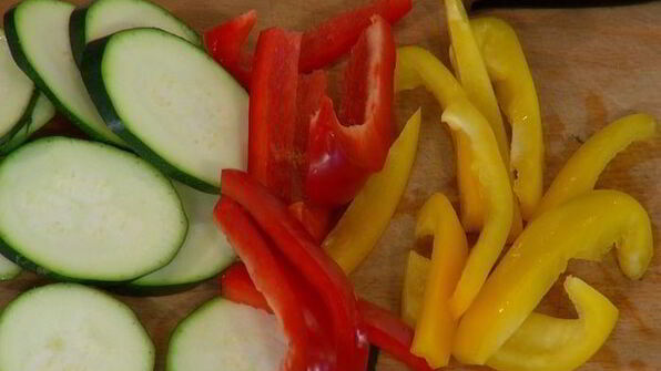 запеченные овощи и хумус с вялеными помидорами