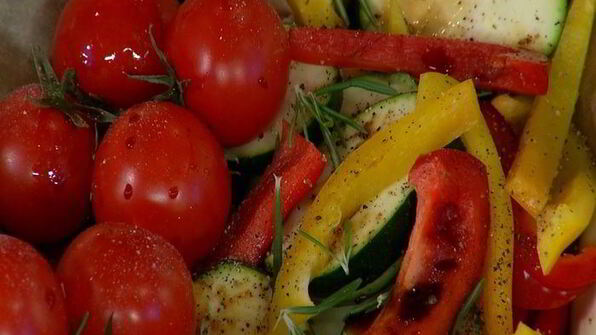 запеченные овощи и хумус с вялеными помидорами