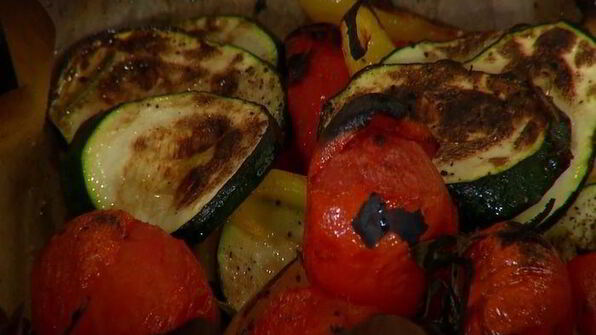 запеченные овощи и хумус с вялеными помидорами