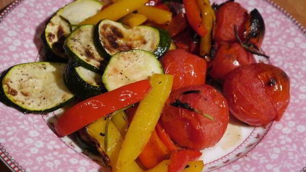 запеченные овощи и хумус с вялеными помидорами