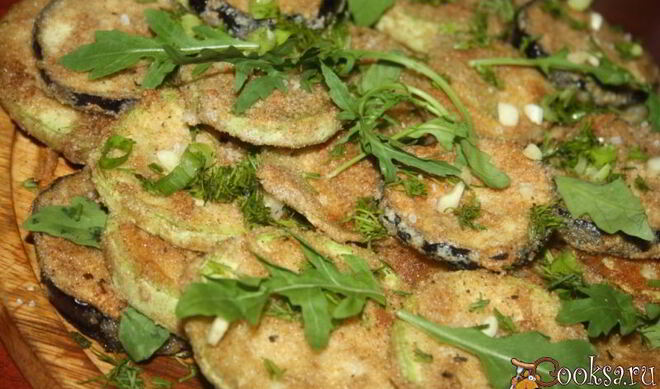 Ассорти из кабачков и баклажанов в цельнозерновой муке с чесноком и рукколой