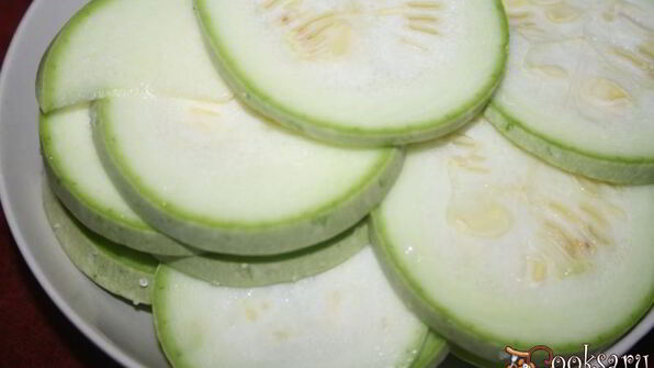 ассорти из кабачков и баклажанов в цельнозерновой муке с чесноком и рукколой