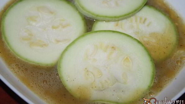 ассорти из кабачков и баклажанов в цельнозерновой муке с чесноком и рукколой