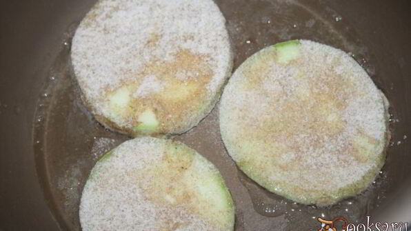 ассорти из кабачков и баклажанов в цельнозерновой муке с чесноком и рукколой