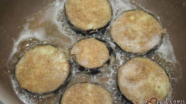 ассорти из кабачков и баклажанов в цельнозерновой муке с чесноком и рукколой