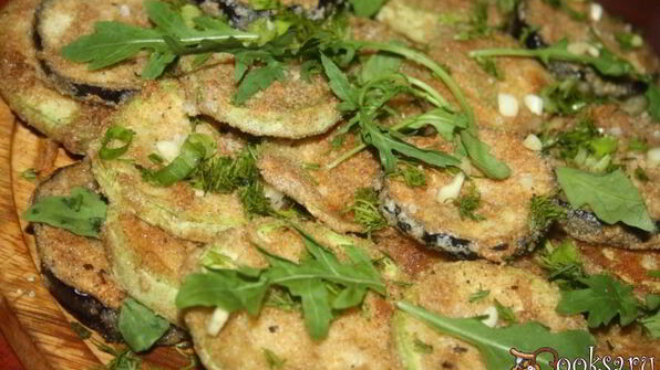 ассорти из кабачков и баклажанов в цельнозерновой муке с чесноком и рукколой