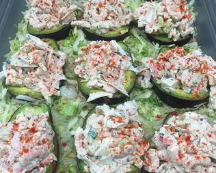 Авокадо, фаршированные морепродуктами