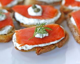 Брускетта с лососем