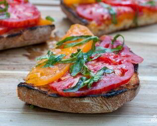 Брускетта с помидорами и базиликом