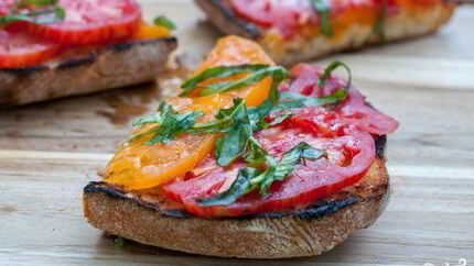 Брускетта с помидорами и базиликом