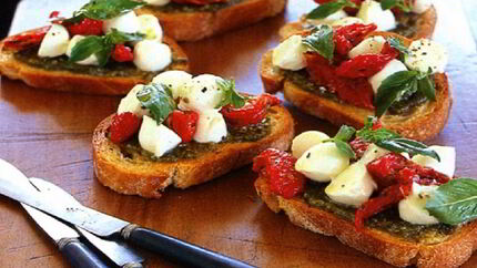 Брускетта с помидорами