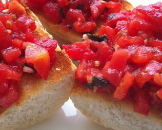 Брускетта с томатами