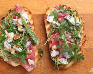 Брускетта с ветчиной