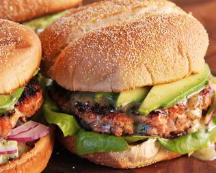 Бургер с говядиной и заправкой из натурального йогурта